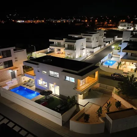 Selena Πρωταράς