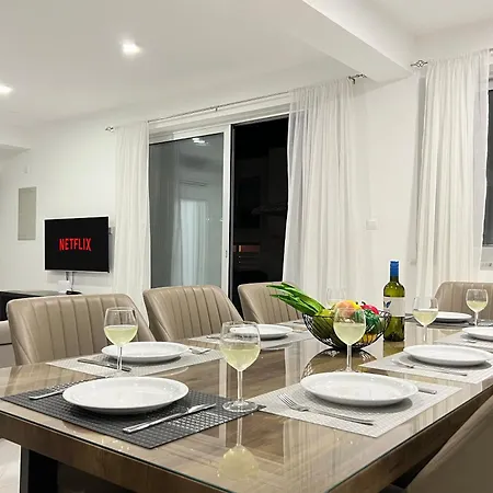 Selena Πρωταράς