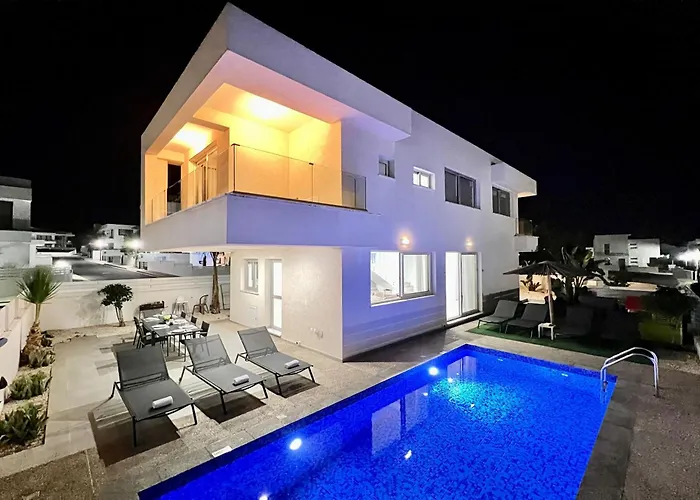 Selena Villa *