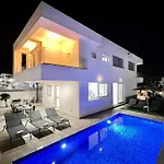 Selena Villa *